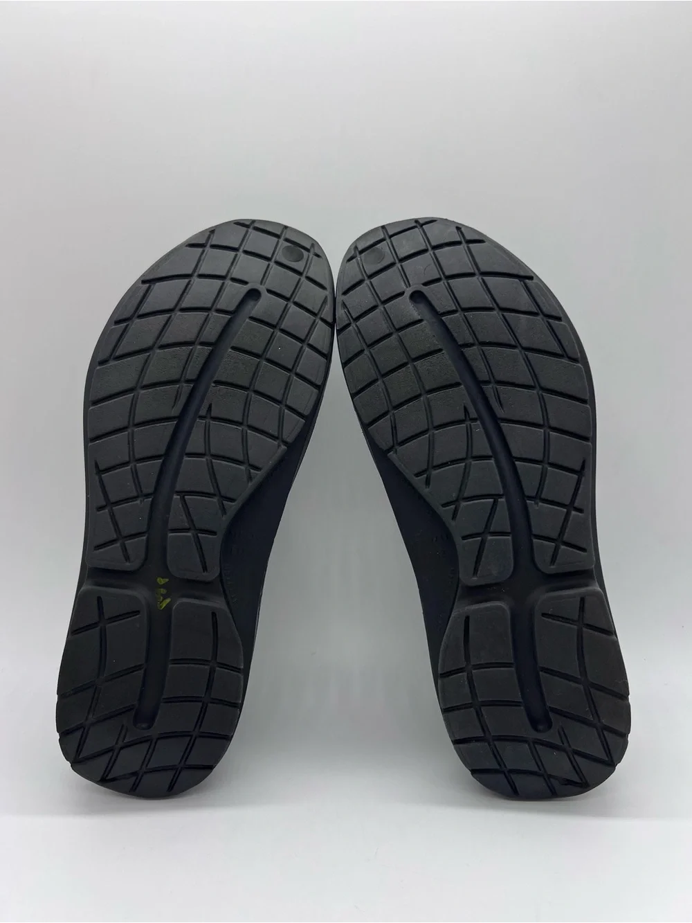 OOFOS Men's Oocandoo Black Recovery Sandals with Adjustable Strap Size 9